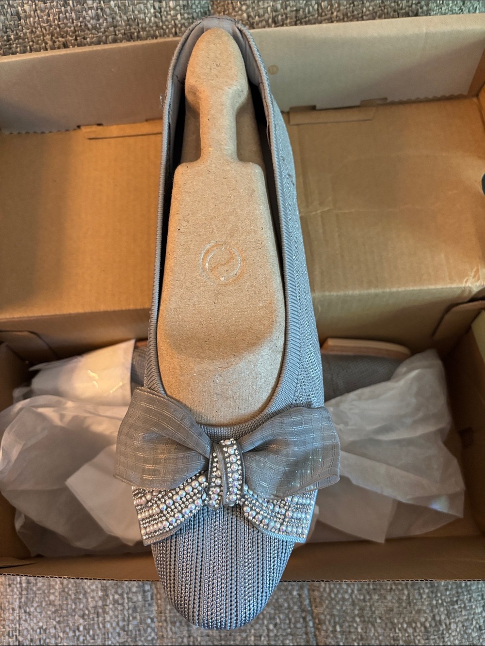 New in Box Skechers Silver Gray Bow Slip-On Flats with Crystal Accents 7.5